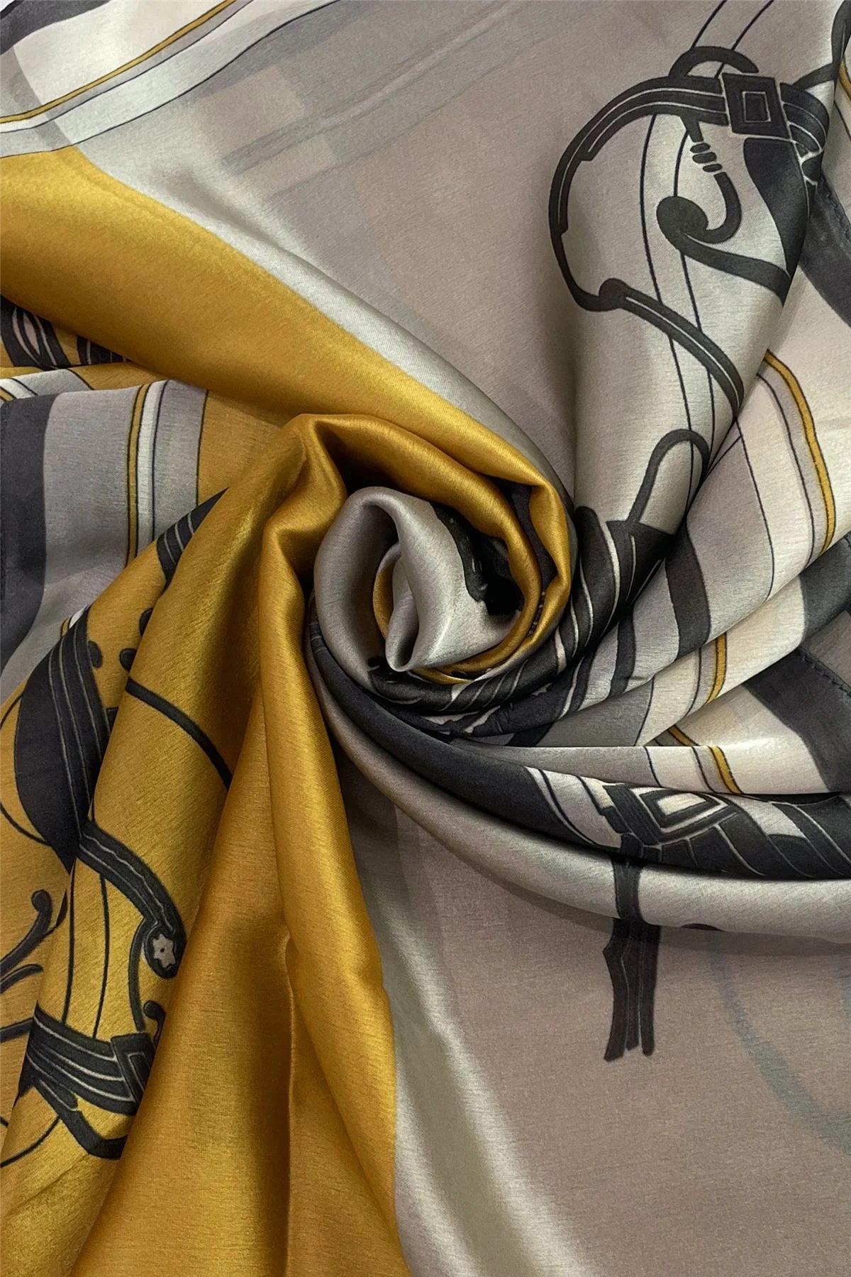 Regal Carriage Scarf